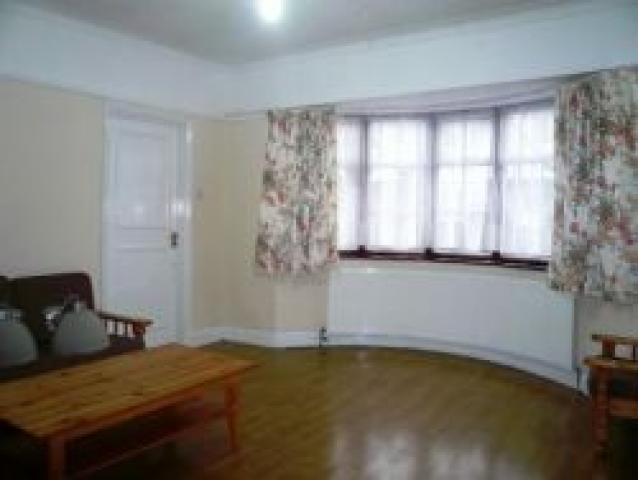 			1 Bedroom, 1 bath, 1 reception Flat			 Hampstead Garden, GOLDERS GREEN